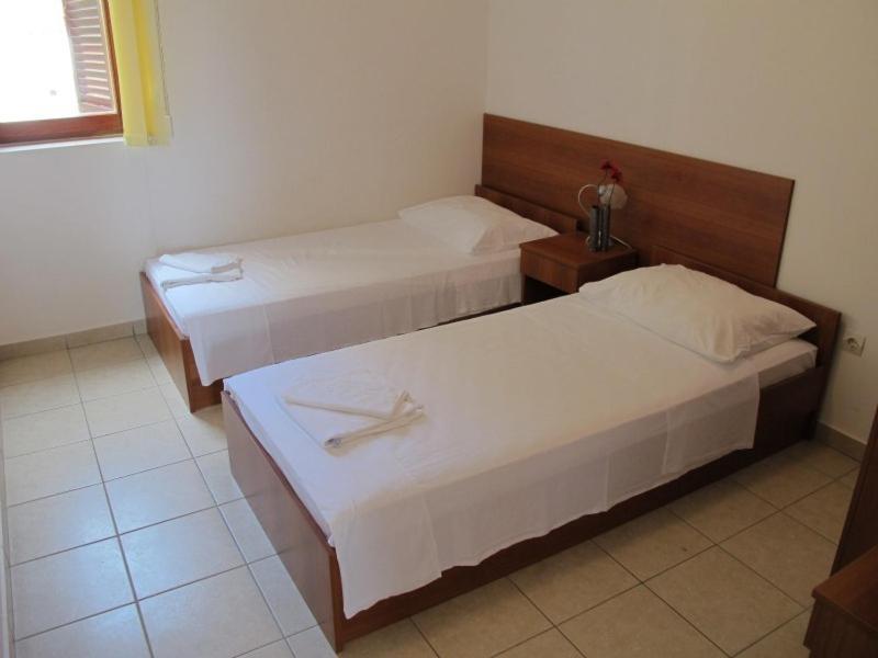 Apartments And Rooms Degenija Starigrad Paklenica Camera foto