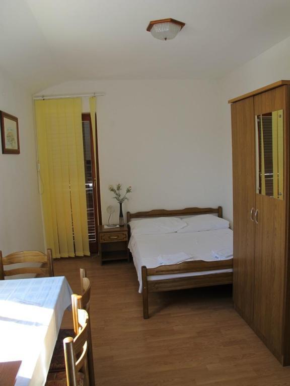 Apartments And Rooms Degenija Starigrad Paklenica Camera foto